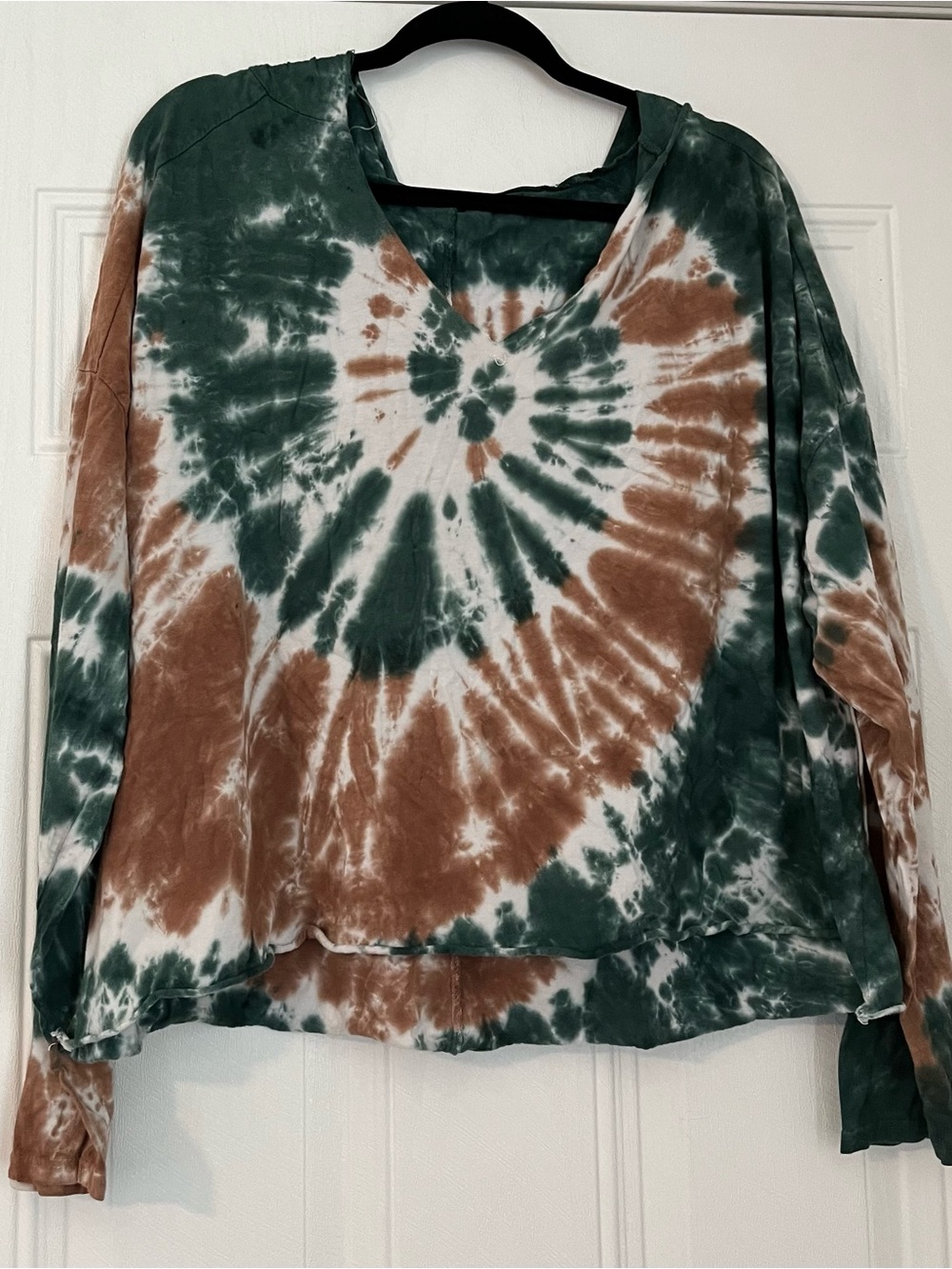 Unwritten Tie-Dye V-Neck Long Sleeve Top - Green & Brown